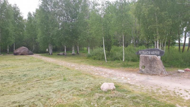 Petraičių akmuo