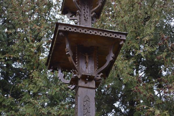 Stogastulpis Pušaloto bažnyčios šventoriuje