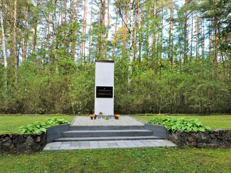 Memorialas holokausto aukoms atminti Žadeikių miške
