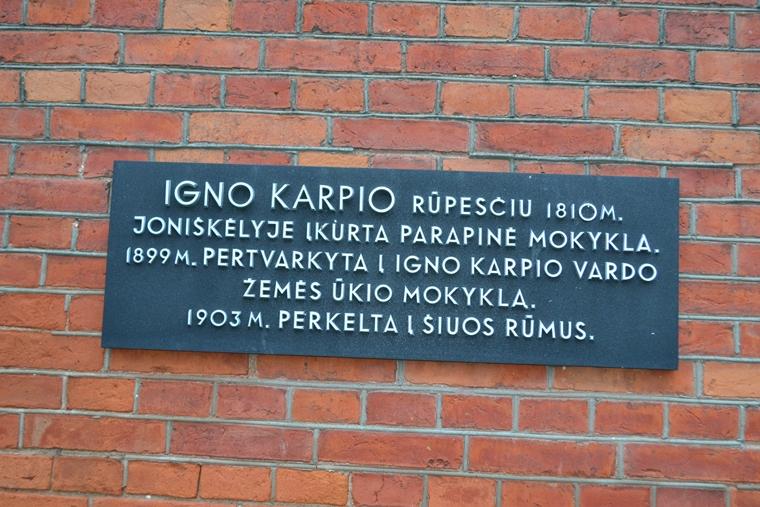 Atminimo lenta ant Joniškėlio Igno Karpio žemės ūkio ir paslaugų mokyklos sienos