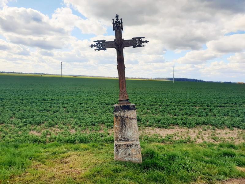 Senas ketinis kryžius Medinių kaimo pakelėje, Pasvalio apylinkių seniūnijoje