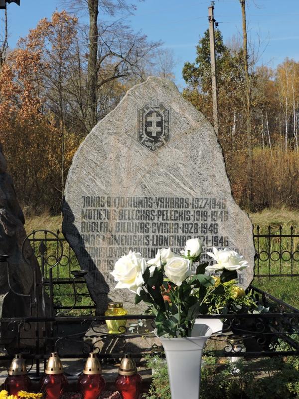 Kryžius partizanų atminimo vietoje, Austakynės kaime, Joniškėlio apylinkių seniūnijoje, Pasvalio rajone