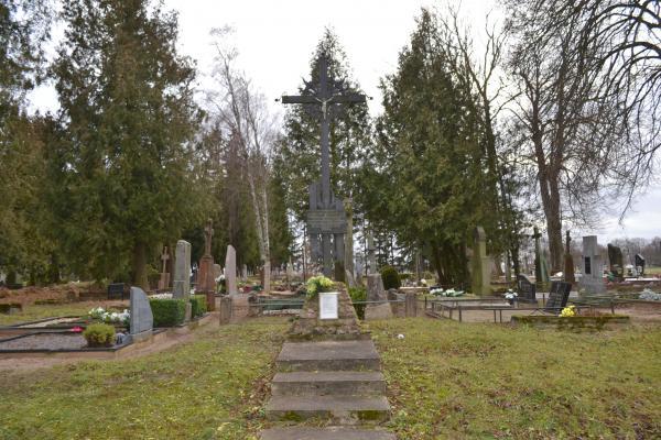 Kryžius tremtiniams Kiemėnų kaime