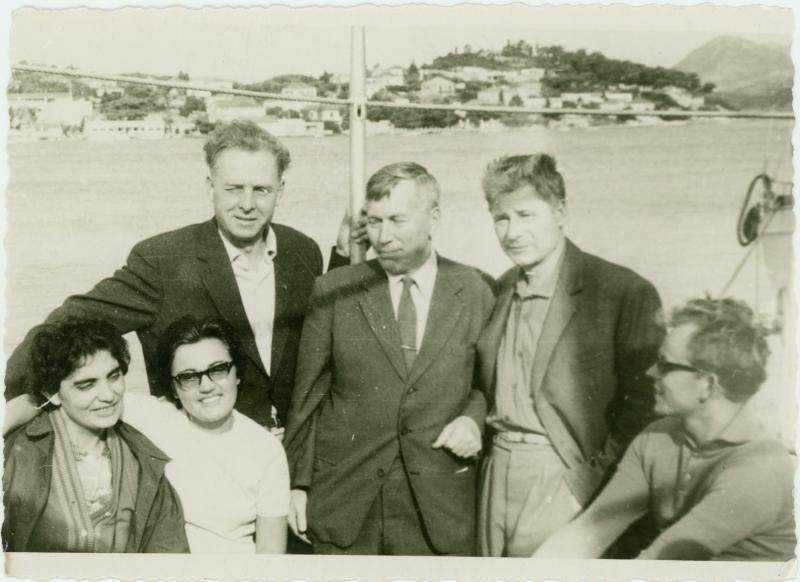 Paulė Mikelinskaitė (pirma iš kairės), Jonas Mikelinskas (stovi pirmas iš kairės) ir kiti asmenys. Jugoslavija, 1964 m.