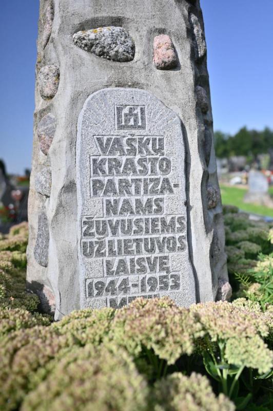 Paminklas partizanams Vaškų miestelio kapinėse