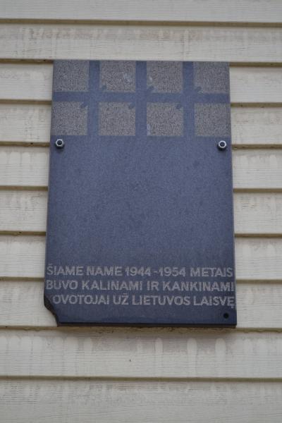 Atminimo lenta ant buvusio Pušaloto NKVD-MVD-MGB poskyrio ir stribų būstinės sienos