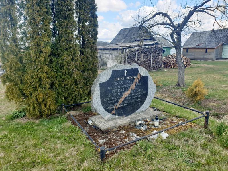 Paminklas Medinių kaimo partizanams
