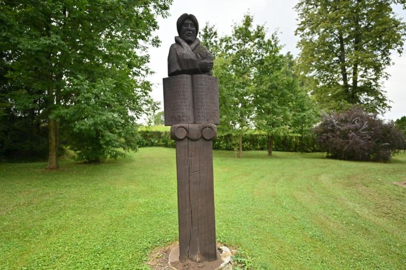 Skulptūros rašytojos Gabrielės Petkevičaitės-Bitės kūriniams Joniškėlyje