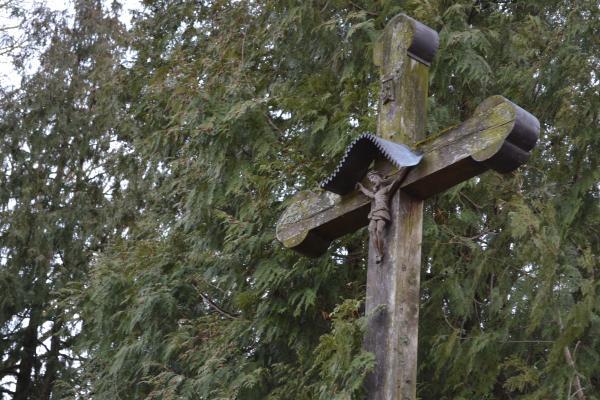 Kryžius prie klebonijos pastato Kyburių kaime