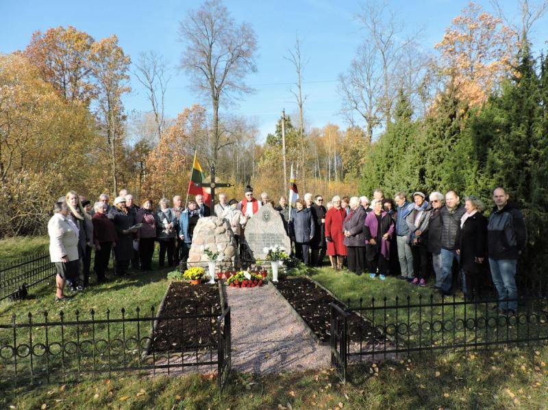 Kryžius partizanų atminimo vietoje, Austakynės kaime, Joniškėlio apylinkių seniūnijoje, Pasvalio rajone