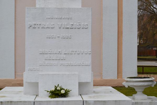 Paminklas Petrui Vileišiui prie jo vardo gimnazijos Pasvalyje