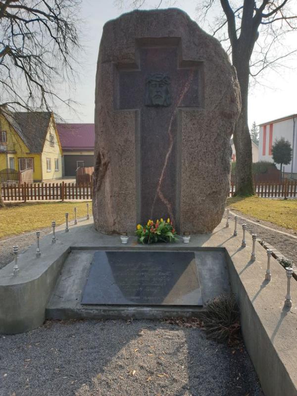 Paminklas tremties aukoms Pasvalio miesto senosiose kapinėse