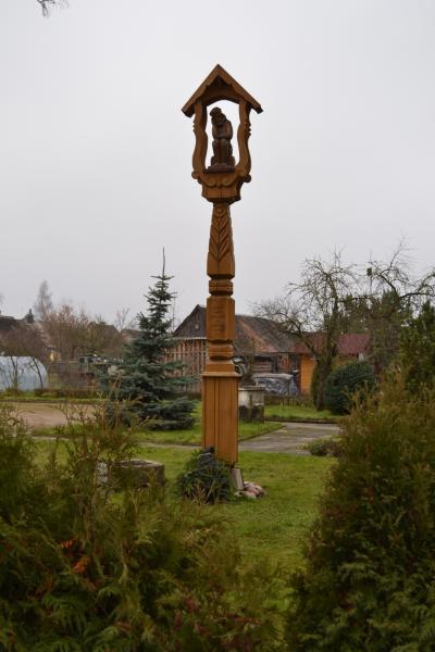 Stogastulpis Joniškėlio klebonijos kieme