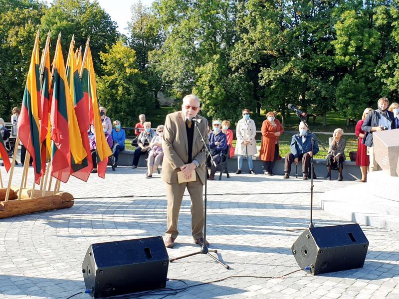 Paminklas poetui Bernardui Brazdžioniui aikštelėje prie Svalios ir Lėvens upių santakos, Nepriklausomybės gatvės pradžioje, Pasvalio mieste