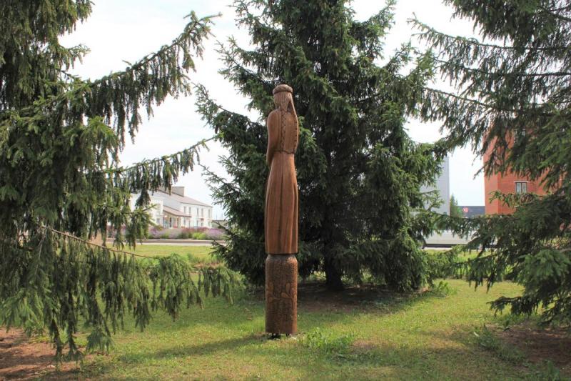 Skulptūra „Lietuvaitė“ Pasvalyje