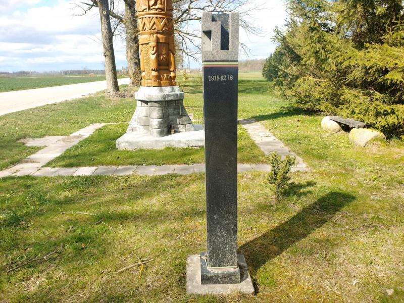 Paminklas 1918 m. vasario 16-osios Nepriklausomybės akto signatarui Jonui Vileišiui Medinių kaime