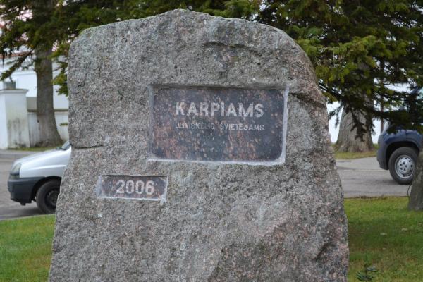 Paminklinis akmuo dvarininkams Karpiams Joniškėlyje