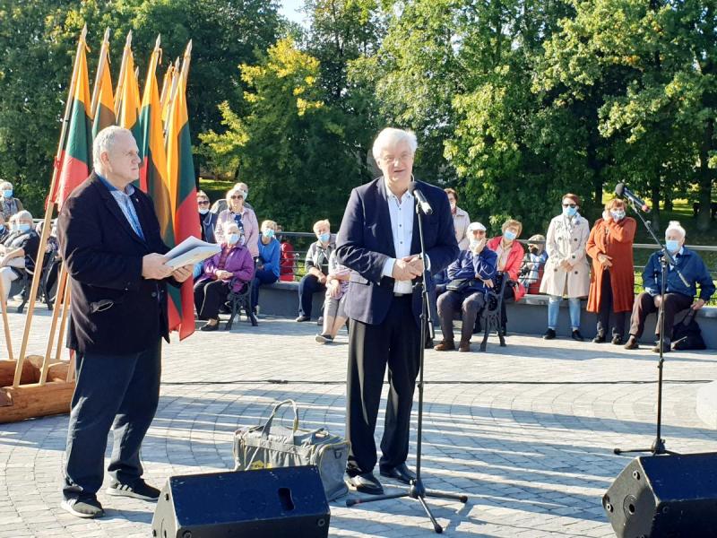 Paminklas poetui Bernardui Brazdžioniui aikštelėje prie Svalios ir Lėvens upių santakos, Nepriklausomybės gatvės pradžioje, Pasvalio mieste