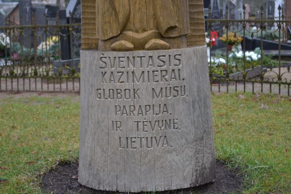Skulptūra Šv. Kazimierui Pušaloto bažnyčios šventoriuje